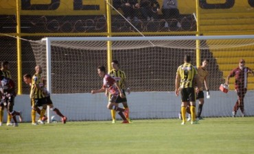 Defensores goleó 3 a 0 a Deportivo Madryn y sigue dando batalla