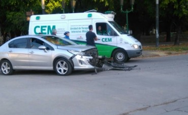 Violento choque en la esquina de la plaza 