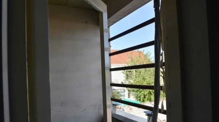 Vándalos rompen vidrios de una vivienda