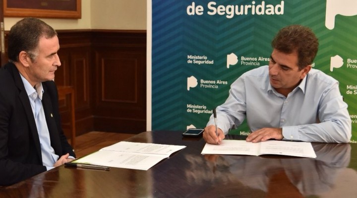 Se firmó el traspaso de la policía local y el Intendente pidió más móviles 