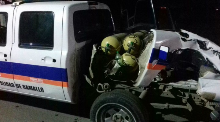 Un patrullero fue embestido por un tren