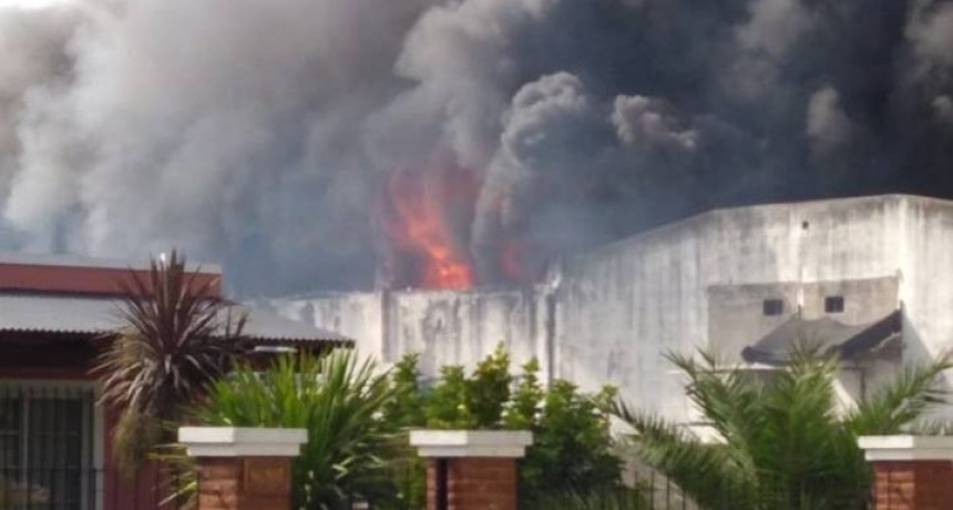 Voraz incendio en una mueblería de Ramallo