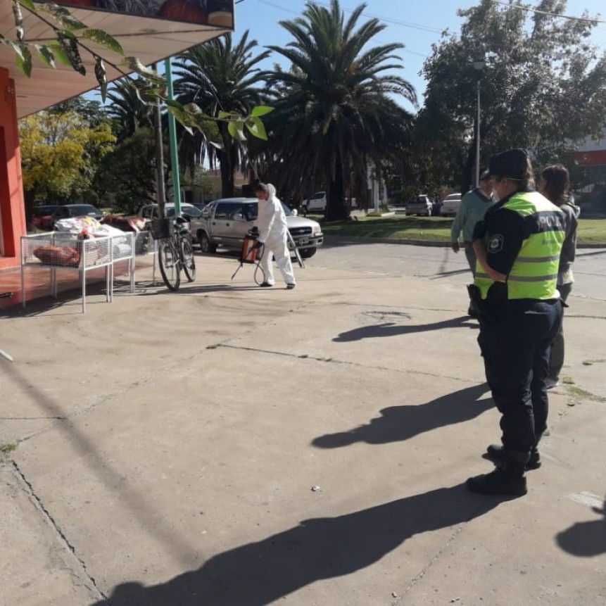 Controles de tránsito vehicular y tareas de desinfección en espacios públicos