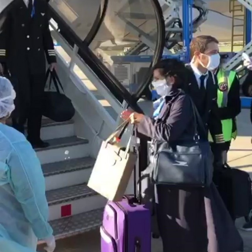 Analía Fronti y la tripulación de Aerolíneas Argentina regresaron de Shanghái