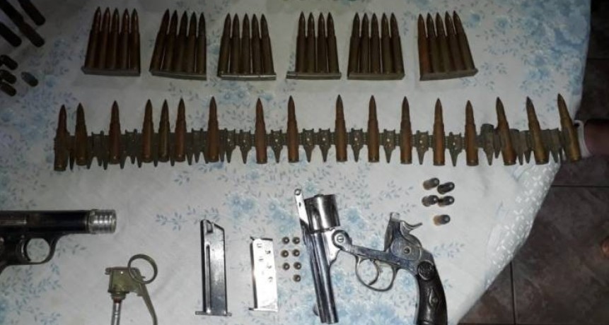 Villa General Savio: Discutió en la calle en Villa Ramallo, lo denunciaron y en su casa encontraron un arsenal