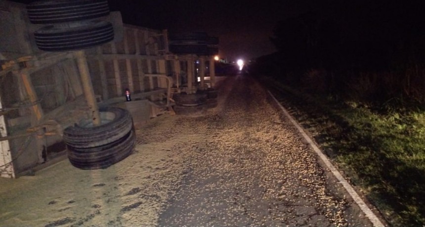 Vuelco en el camino de la costa