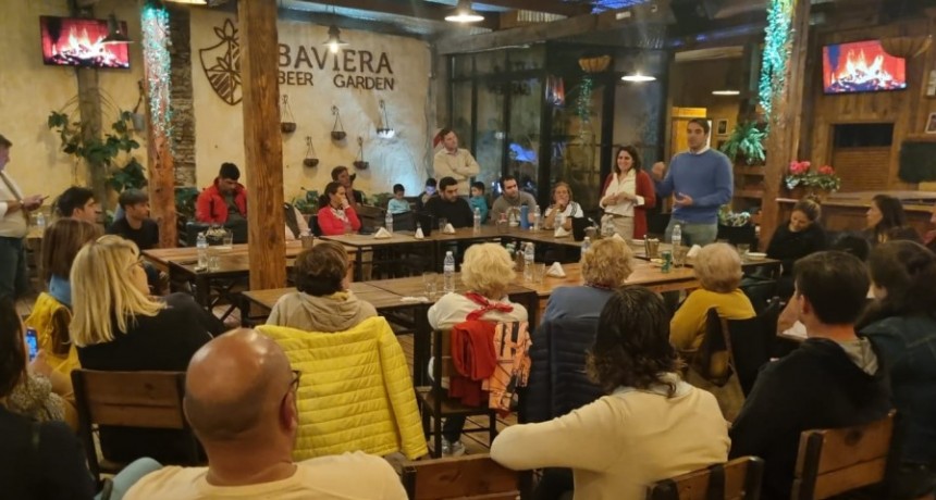 En modo candidata, Cecilia Gianmaría se reunió con vecinos de Villa Ramallo