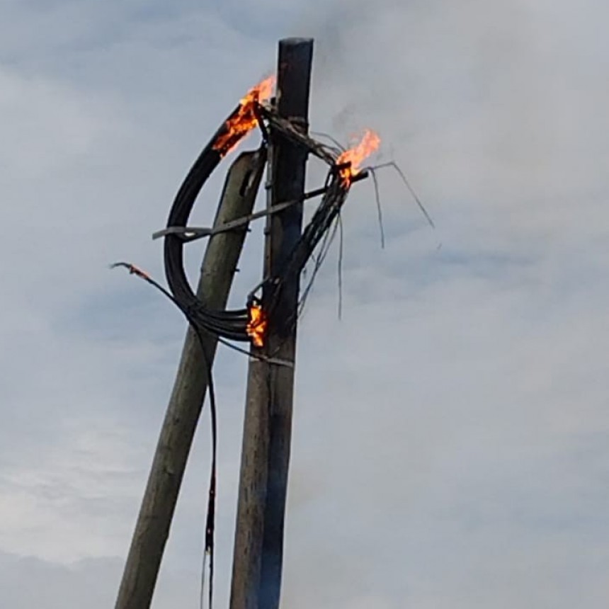 Vandalismo sin fin, quemaron un poste de la fibra óptica y dejaron sin Internet a Ramallo y Villa Ramallo