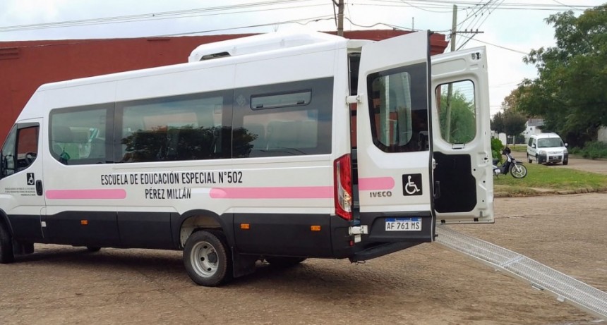 La Escuela Especial N°502 recibió un minibus, era un transporte esperado por la comunidad educativa