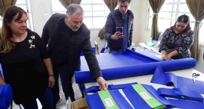 Economía circular: Mujeres de Ramallo protagonizan la fabricación de equipamiento para los Juegos Bonaerenses