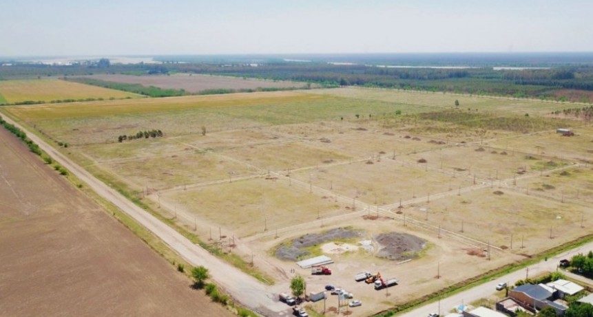 Presentan nuevos móviles municipales y asignan los terrenos en el loteo Velázquez