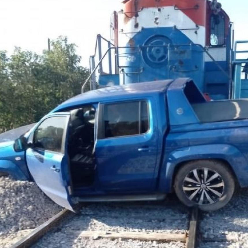 Choque entre locomotora y camioneta en cruce ferroviario: sin heridos, solo daños