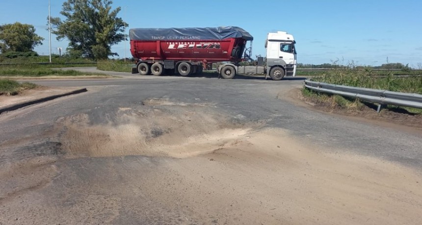 Pozos en el puente de la Ruta 51 amenazan a transportistas 