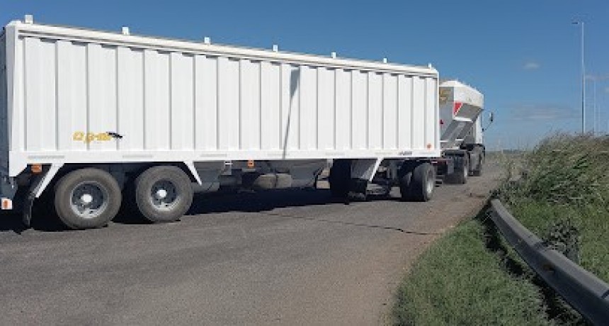 Camiones entre baches y esperanza: reclamo rural por el estado del puente de la autopista Rosario-Buenos Aires