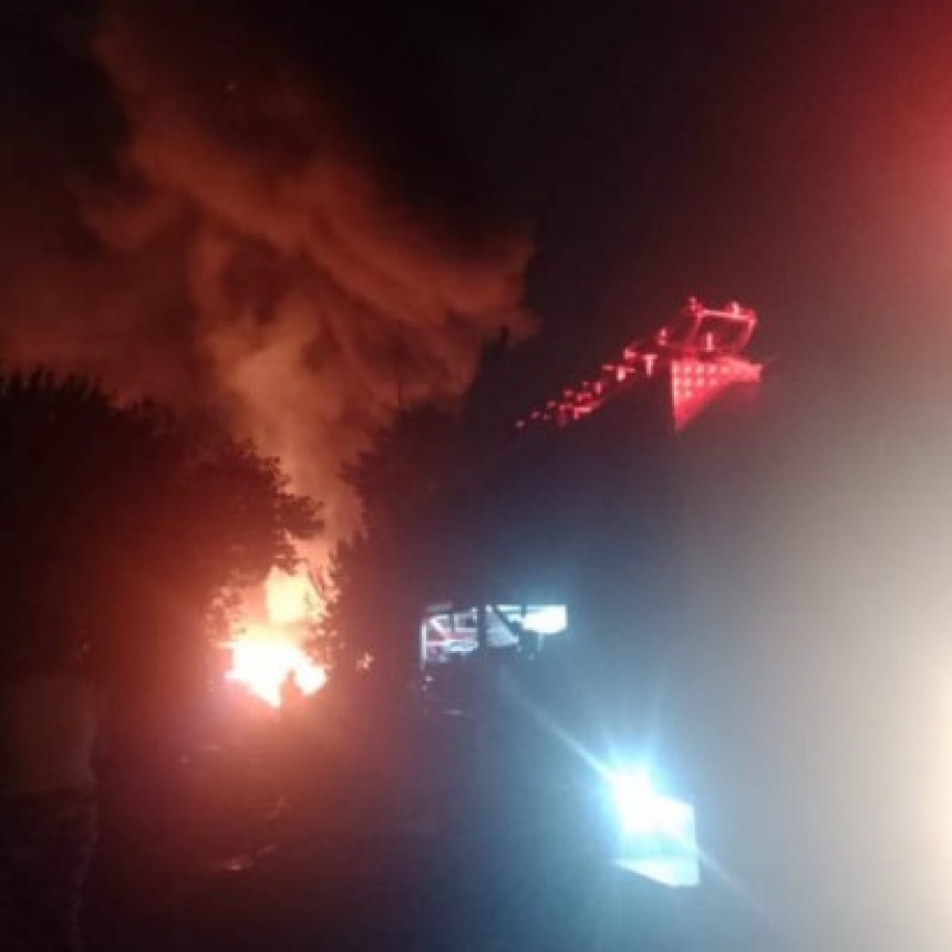 Incendio en galpón de Villa Ramallo: Bomberos controlan el fuego tras intensa labor