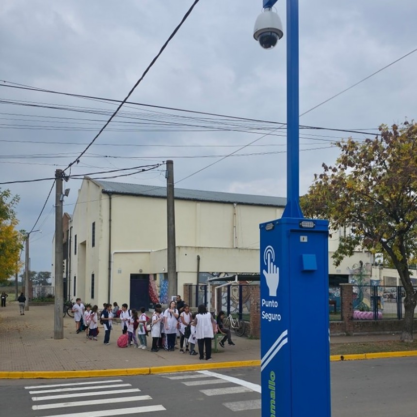 Tótems de seguridad refuerzan la protección en escuelas de Villa Ramallo
