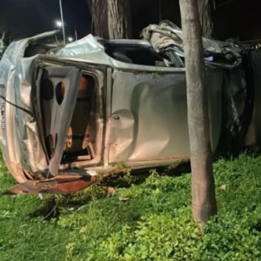 Un automóvil volcó en Savio y San Juan: dejó dos jóvenes heridos y daños materiales en Ramallo