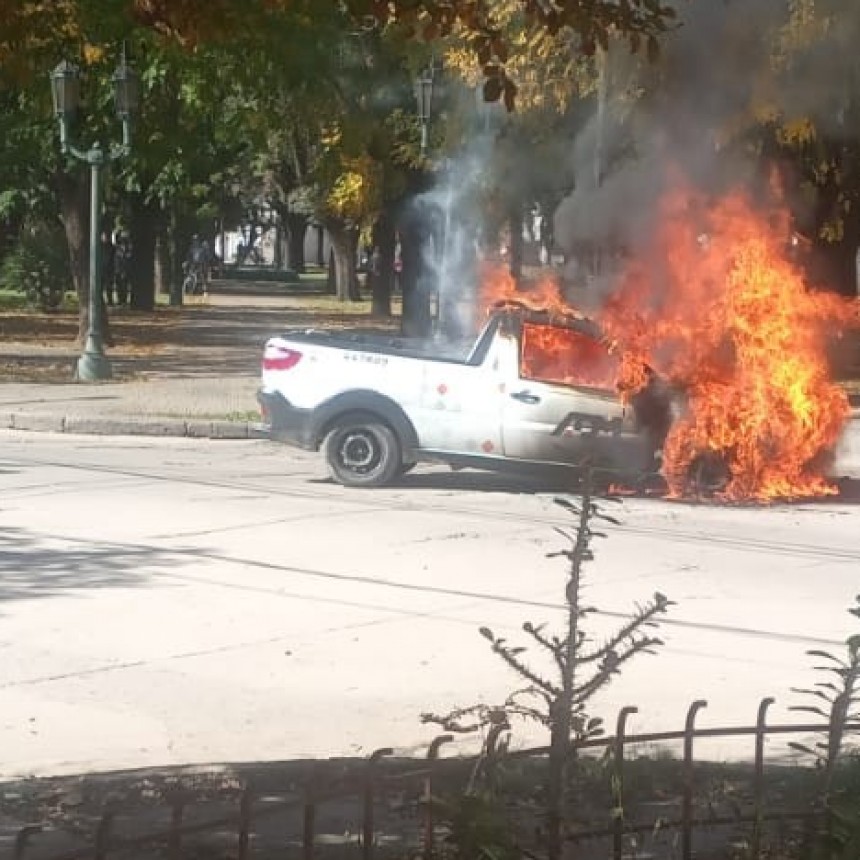 Se incendió una camioneta en Villa Ramallo: solo se produjeron daños materiales