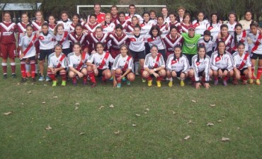 Defensores recibió la visita de River en fútbol femenino