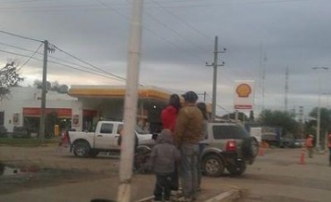 Motociclista casi termina debajo de un auto por una mala maniobra