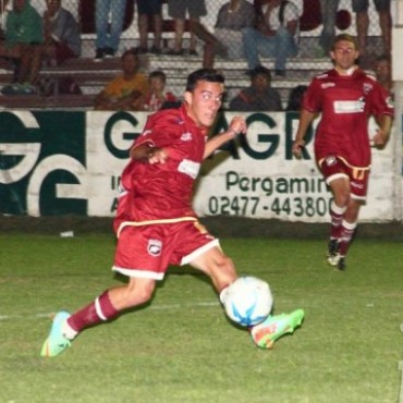 Defensores goleó a Del Acuerdo y alcanzó a Rojo en la punta del Apertura