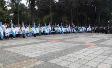 Masiva participación en el acto del 25 de Mayo