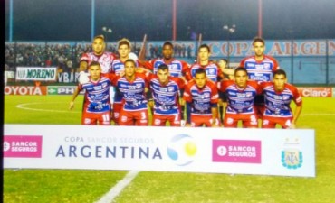 Defensores dejó el alma con Banfield pero no le alcanzó