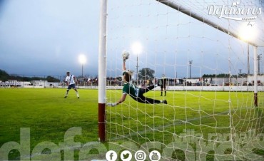 Dobboletta se convirtió en héroe y clasificó a Defensores a la próxima fase 