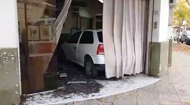 San Pedro: Le cortaron la luz y se metió con su auto en las oficinas de Coopser