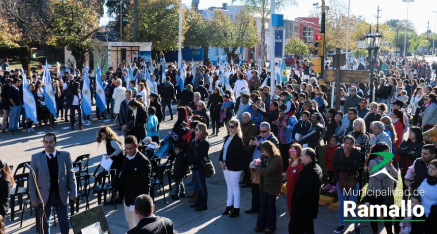 Una multitud celebró el 25 de Mayo en la plaza 