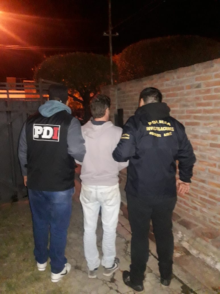 Un detenido y un prófugo