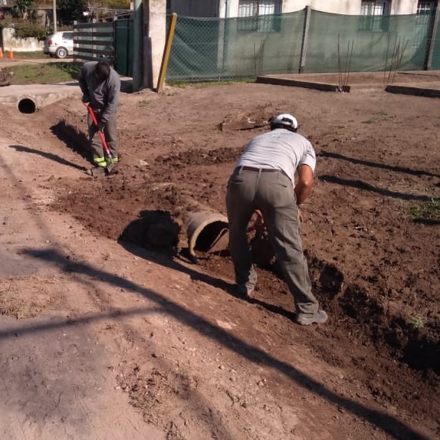 La Secretaría de Obras y Servicios Públicos y las Delegaciones Municipales continúan con las reparaciones en calles de ambas localidades. 