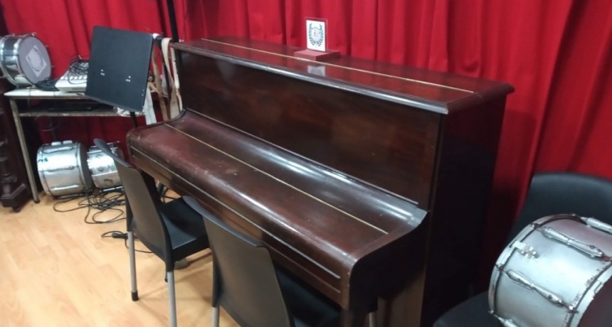 Donan un piano a la Banda Infanto Juvenil