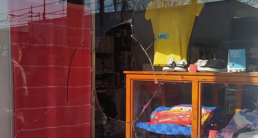 Rompieron una vidriera de un local comercial