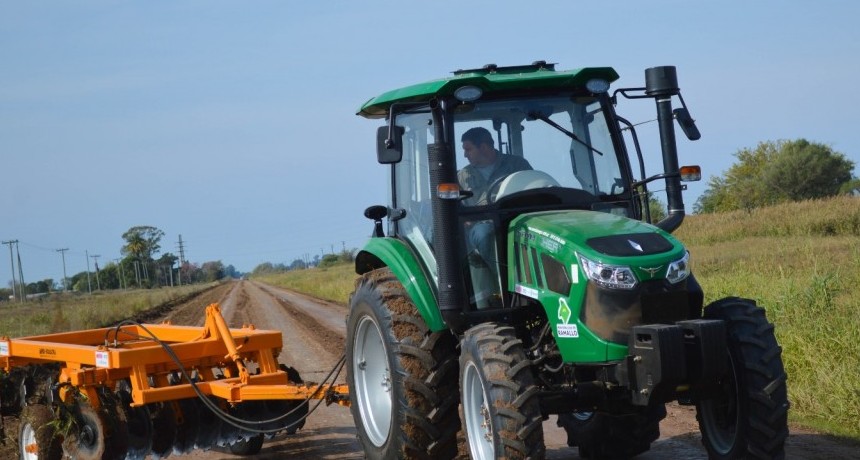 El municipio invirtió en la compra de un tractor para mejorar los caminos rurales