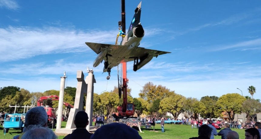 Emocionante traslado del avión Mirage al Paseo de la Estación