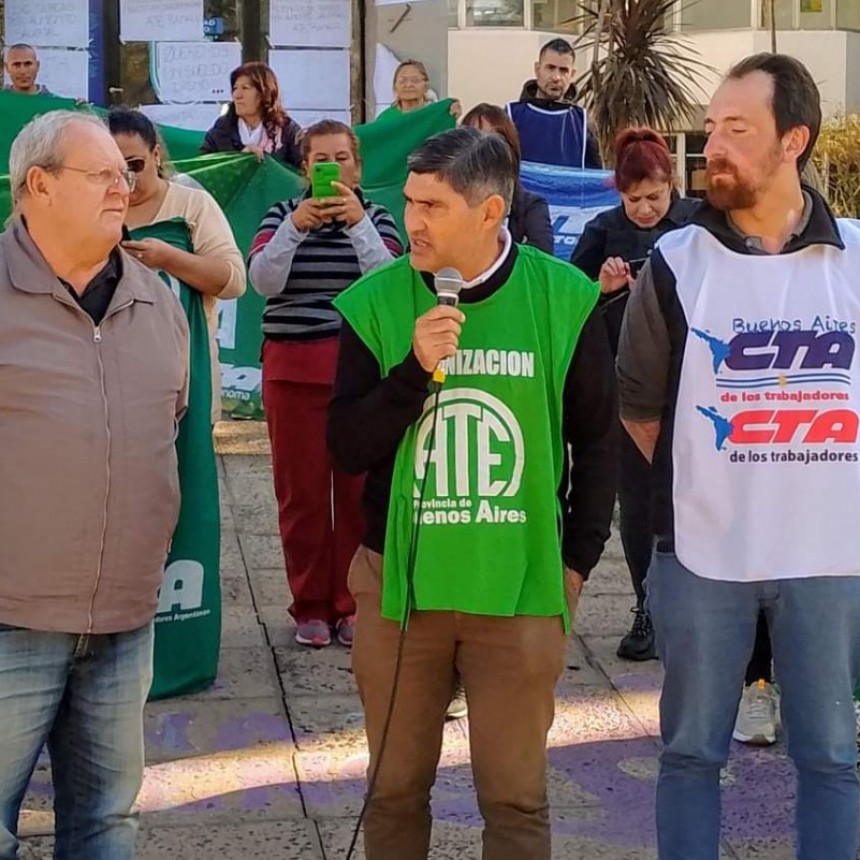 Trabajadores municipales y del hospital marcharon por salarios justos