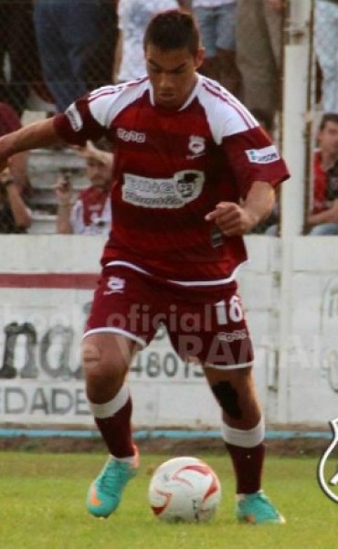 Defensores goleó a la Emilia y sigue solo en la punta