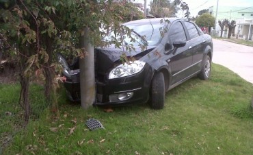 Fuerte impacto de un vehículo en Villa Ramallo