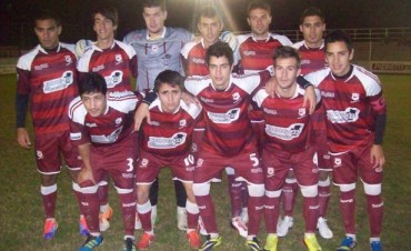 Defensores goleó a Doce y sigue solo en la punta