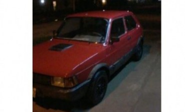 Roban un auto cerca de un boliche