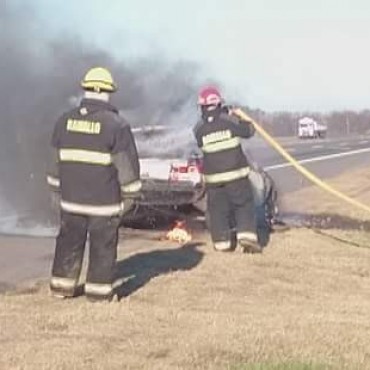 Se prendió fuego un auto en ruta 9 