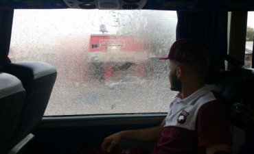 El micro de Defensores fue apedreado cuando se retiraba del estadio en Gutiérrez