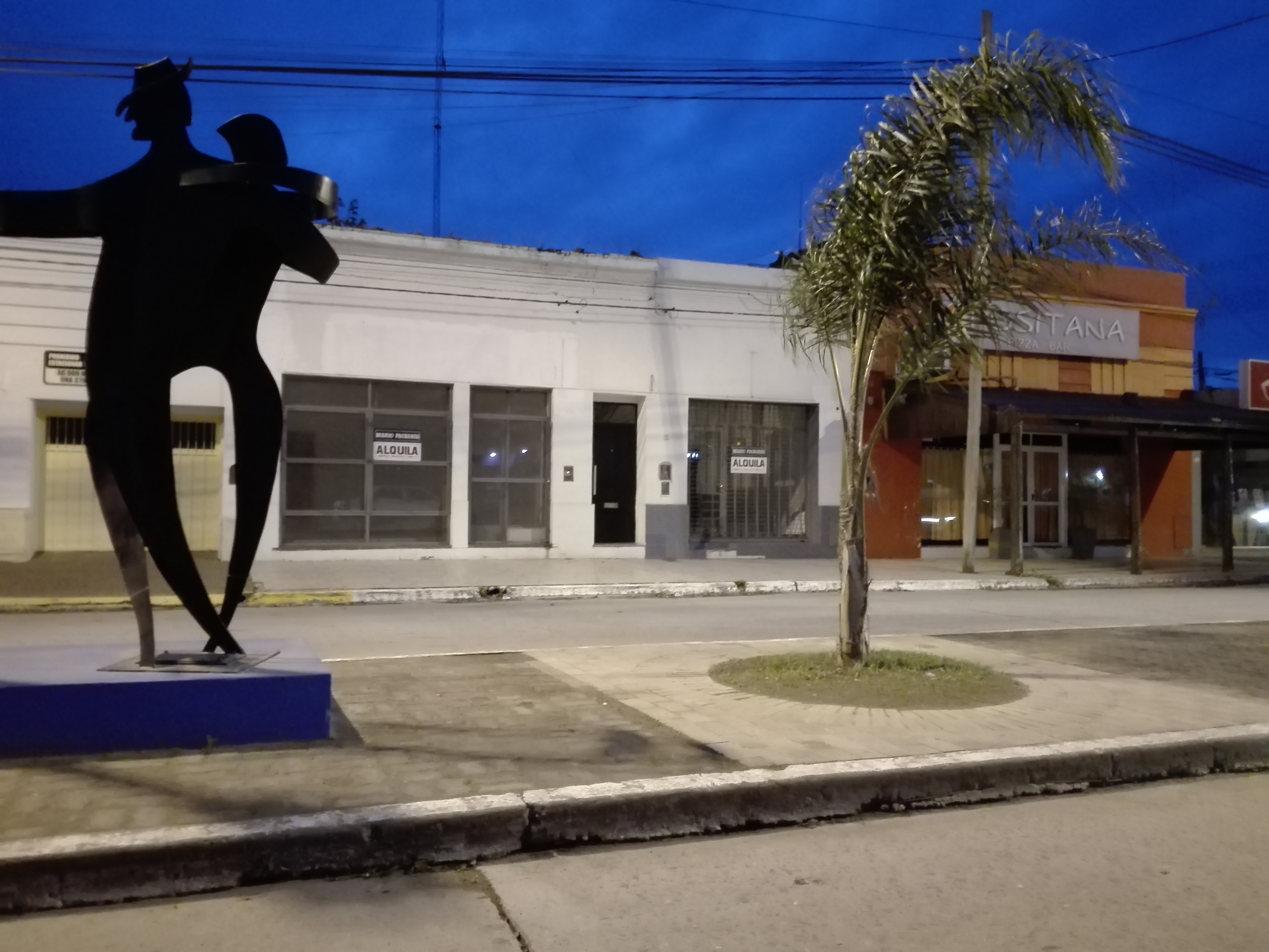 En la Avenida San Martín de Villa Ramallo sobran locales para alquilar