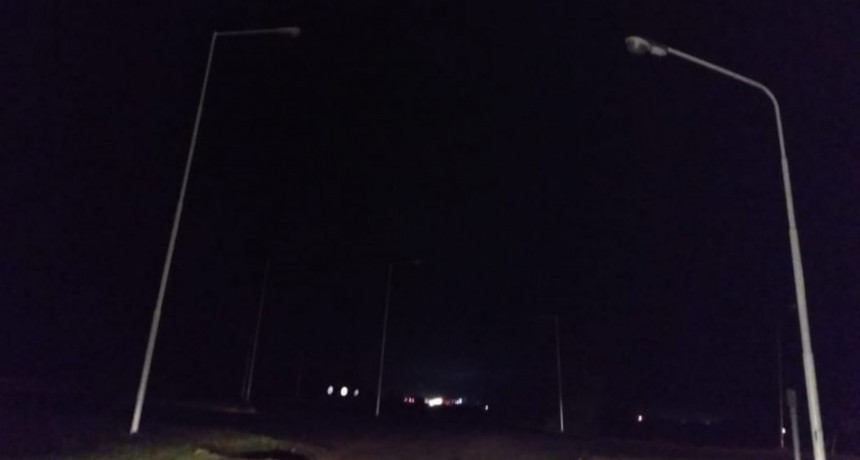 Un acceso sin luz y con pozos