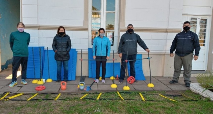 Entrega de material para deportes