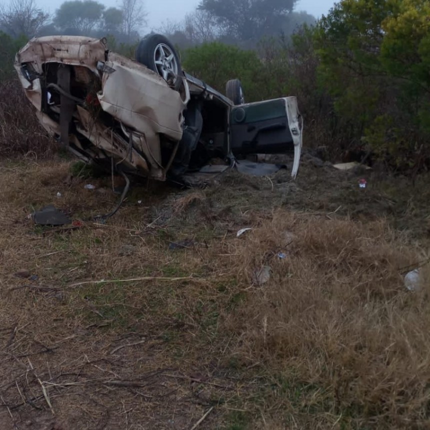 Vuelco en la intersección de ruta 51 y 1001