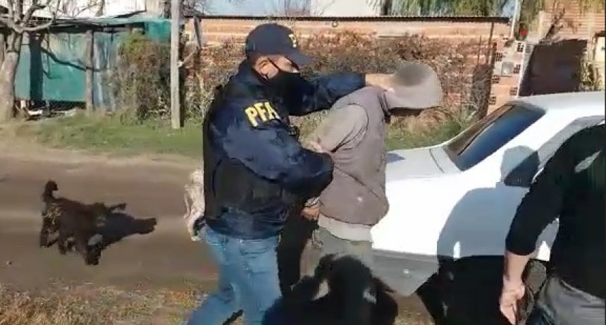 La policía federal de San Nicolás capturo a un masculino por los delitos de amenazas y desobediencia, en la localidad de Ramallo.