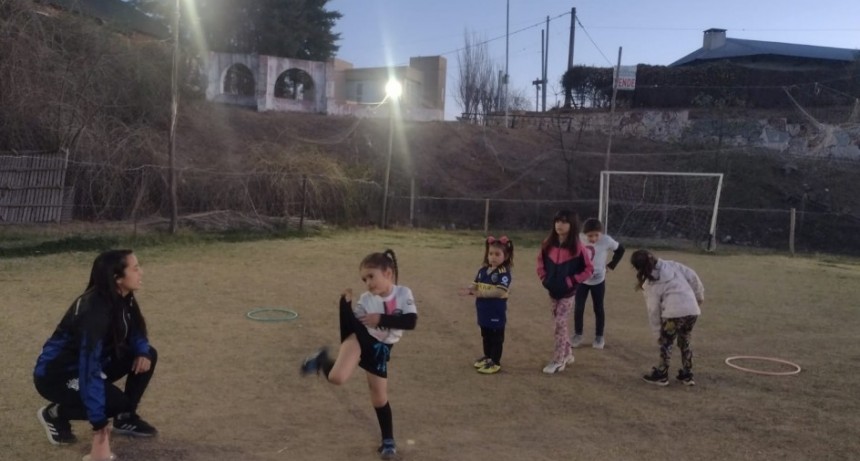 Vanesa Mamone:  abogada y entrenadora, guiando a las futuras estrellas del fútbol en Ramallo