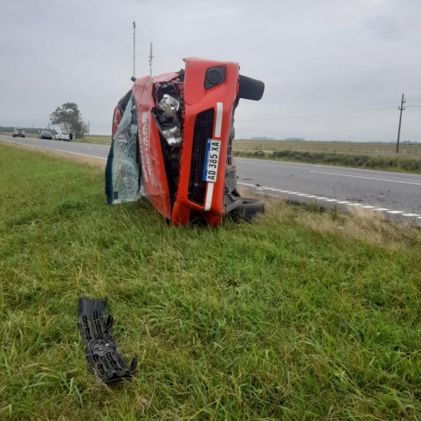 Accidente en la Ruta Nacional 9: una camioneta vuelca y dos personas resultan heridas